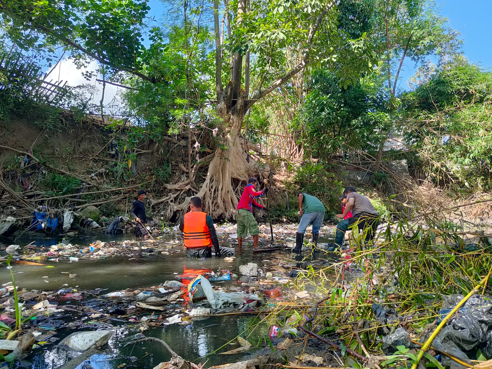 Peduli Lingkungan, Babinsa Laweyan Ajak Warga Normalisasi Sungai Jenes