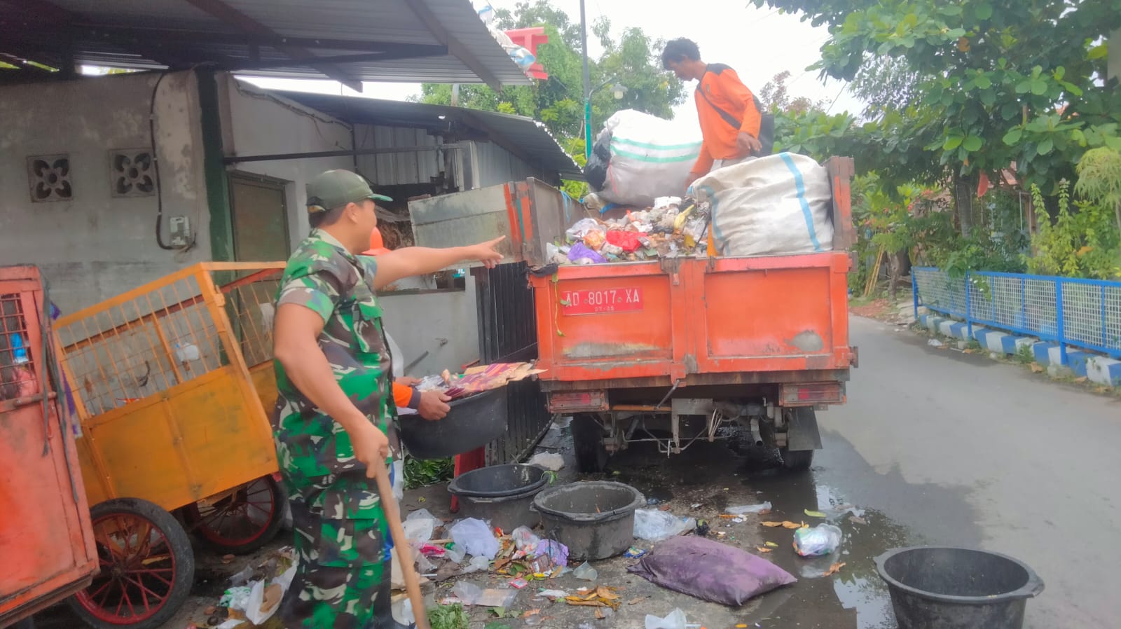 Peduli Lingkungan, Bati Bakti TNI Bersama DKP Bersihkan Tumpukan Sampah Warga