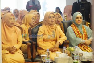 Penasehat DWP Pesibar Isti Istiqlal membuka Seminar Parenting dalam rangka peringatan Hut ke-24 Tahun 2023