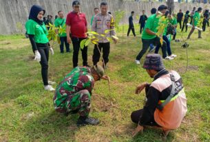 Peran Aktif Babinsa Pucangsawit Dalam Kegiatan Bakti Sosial Gerakan Penanaman Pohon Di Taman Urban Fores