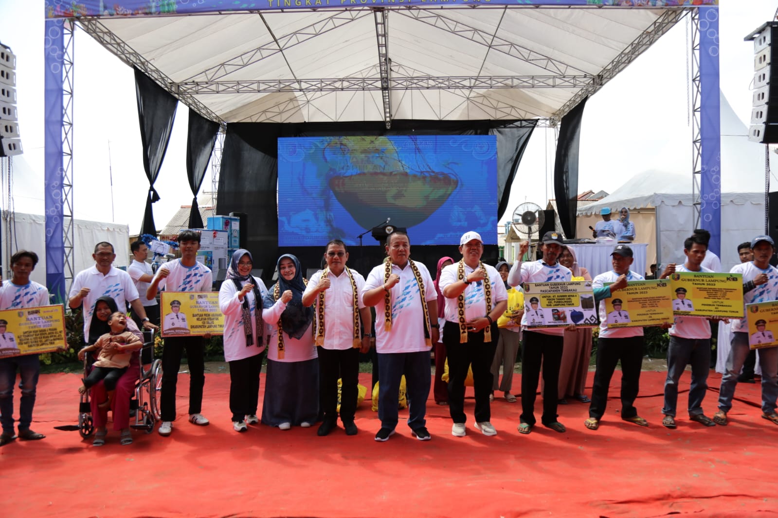 Peringati Puncak Hari Ikan Nasional ke-10, Gubernur Arinal Makan Ikan Bersama Masyarakat di Labuhan Maringgai, Lampung Timur