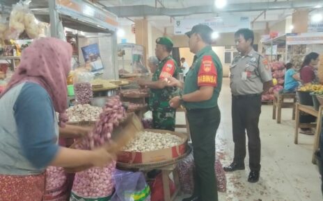 Sambangi Pasar Legi, Babinsa Stabelan Pastikan Kestabilan Harga Sembako Jelang Nataru