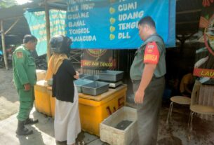 Sambangi Pedagang Ikan, Babinsa Pajang Berikan Motivasi Guna Tingkatkan Perekonomian Warga