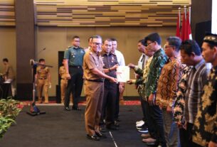 Sekdaprov Fahrizal Darminto Ikuti Penyerahan Sertifikat Hak Atas Tanah dan Launching Sertifikat Elektronik oleh Presiden Joko Widodo