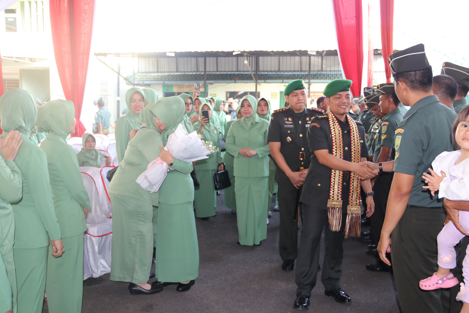 Suasana Haru Iringi Pelepasan Sang Kolonel dan Isteri