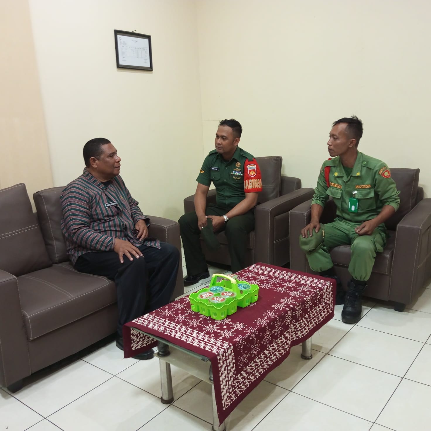 Tak Kenal Maka Tak Sayang, Babinsa Purwodiningratan Jalin Silaturahmi Perkenalan Dengan Lurah Dan Pegawai Kelurahan