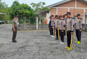 Tumbuhkan Semangat Kebersamaan, Babinsa Koramil Wonosegoro Ajak Olahraga bersama Security