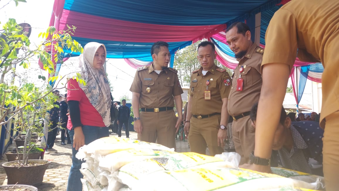 Wakil Bupati Lampura pantau langsung Operasi Pasar Beras MurahWakil Bupati Lampura pantau langsung Operasi Pasar Beras Murah
