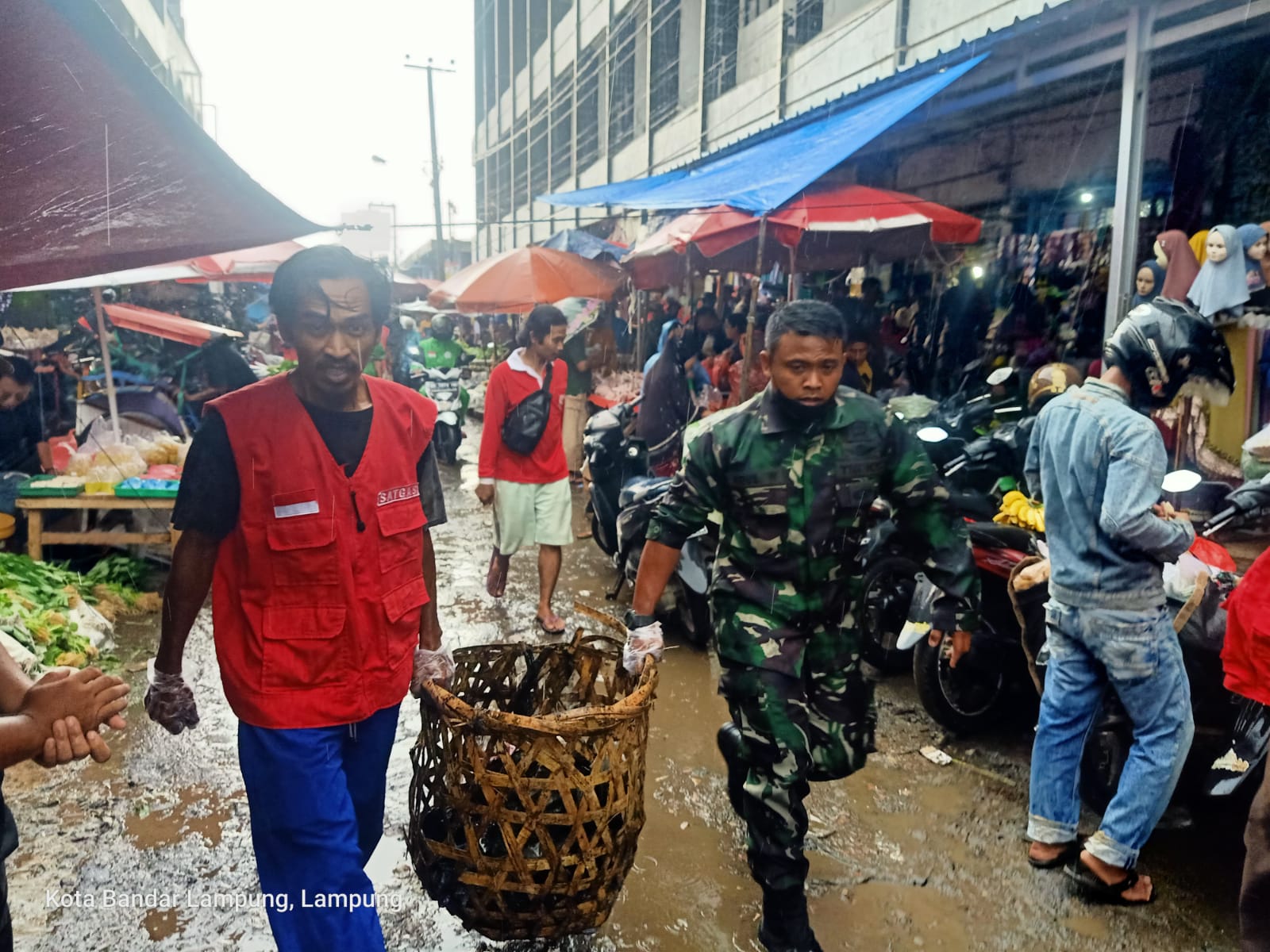 Cegah Banjir dan Penyakit DBD, Kodim 0410/KBL Menggelar Karya Bhakti Bersihkan Pasar Tugu