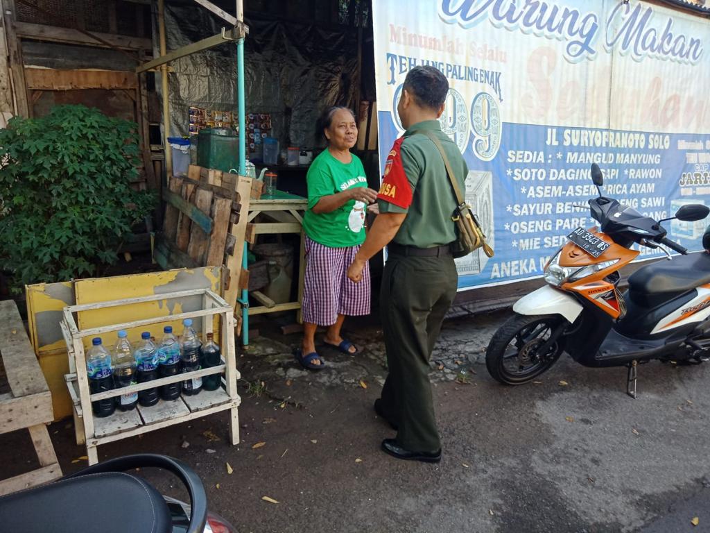 Wujudkan Kondusifitas Wilayah, Babinsa Kepatihan Wetan Laksanakan Patroli Sambang Pedagang Kaki Lima