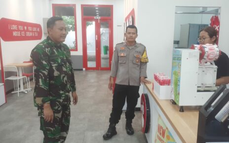 Wujudkan Kondusifitas Wilayah, Babinsa Dan Bhabinkamtibmas Gandekan Laksanakan Patroli di Wilayah Binaan