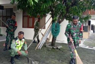 Wujudkan Lingkungan Bersih, Babinsa Gilingan Kerja Bakti di Lingkungan Kelurahan