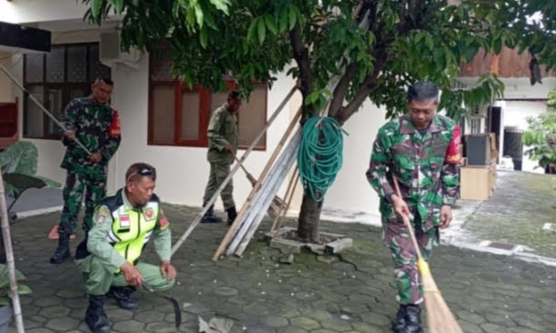 Wujudkan Lingkungan Bersih, Babinsa Gilingan Kerja Bakti di Lingkungan Kelurahan