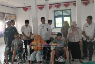 Pj.sekda pesibar serahkan bantuan 10 unit kursi roda terhadap penyandang disabilitas.