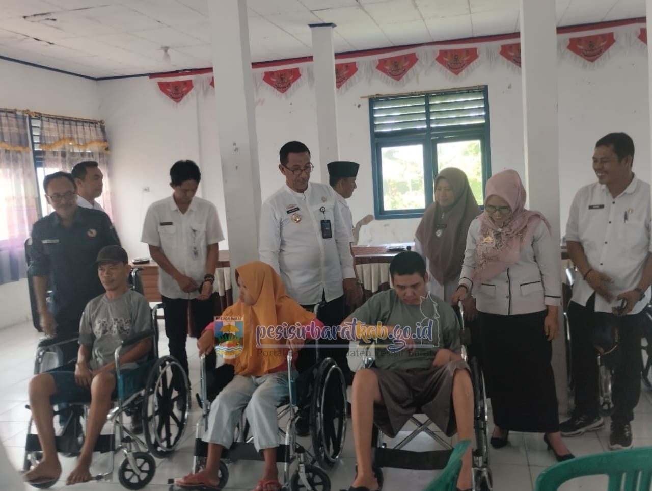 Pj.sekda pesibar serahkan bantuan 10 unit kursi roda terhadap penyandang disabilitas.