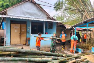 Aliran Sungai Terhalang Bambu Yang Roboh, Danramil 03/Serengan Pimpin Anggotanya Laksanakan Pembersihan
