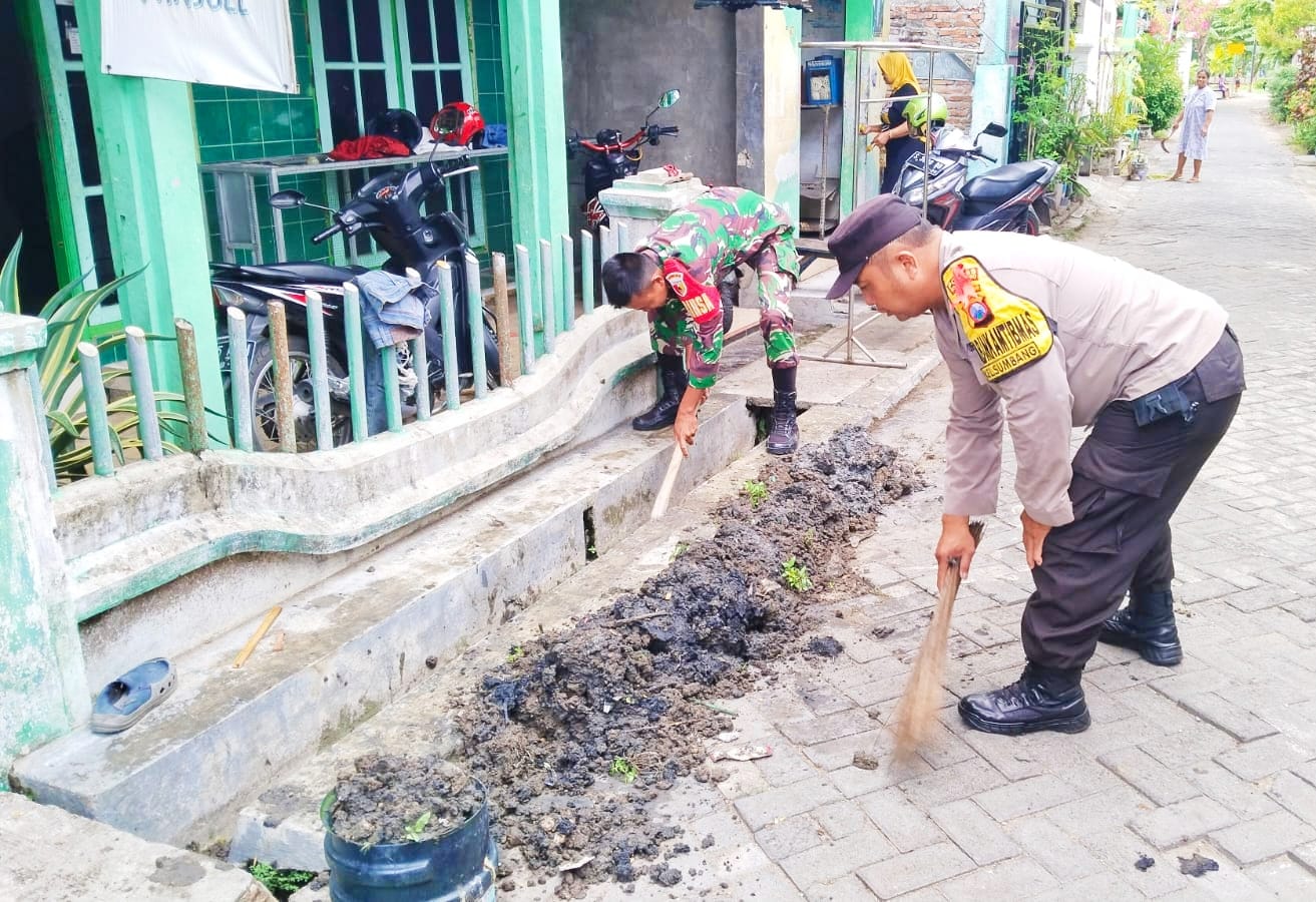 Antisipasi Banjir, Babinsa dan Bhabinkamtibmas Bersama Masyarakat Kerja Bakti Bersihkan Selokan