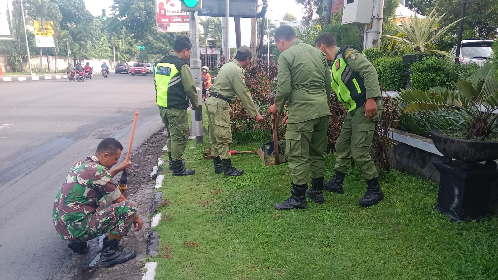 Antisipasi Penularan Wabah Penyakit, Babinsa Timuran Bersama Linmas Kerja Bakti Bersihkan Sampah