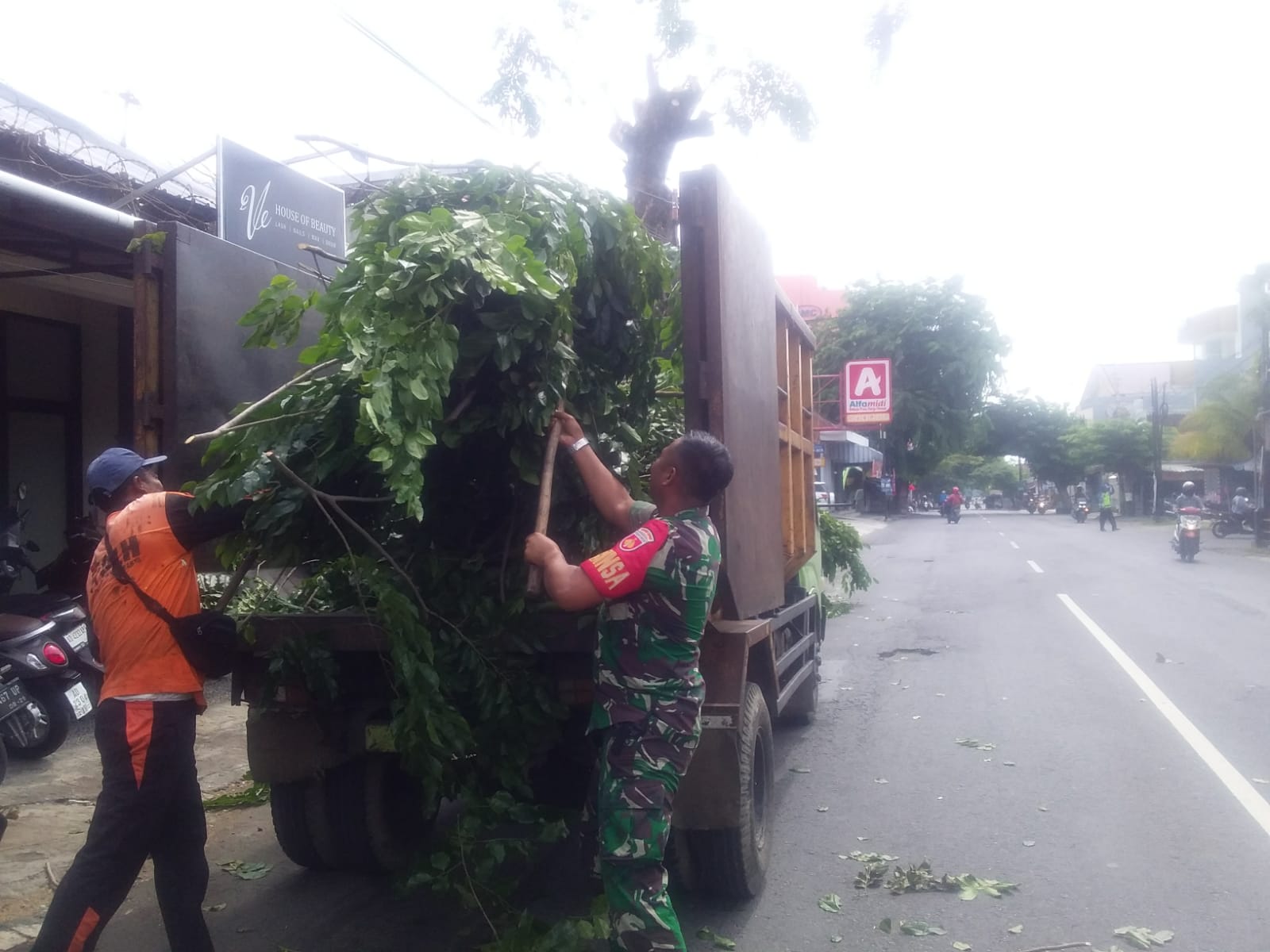 Antisipasi Pohon Tumbang, Babinsa Purwodiningratan Bersama DLH Rapikan Cabang Pohon di Bahu Jalan
