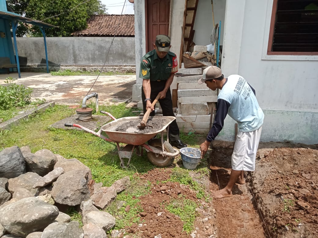 Cegah Erosi, Babinsa Bantu Masyarakat Bangun Talud