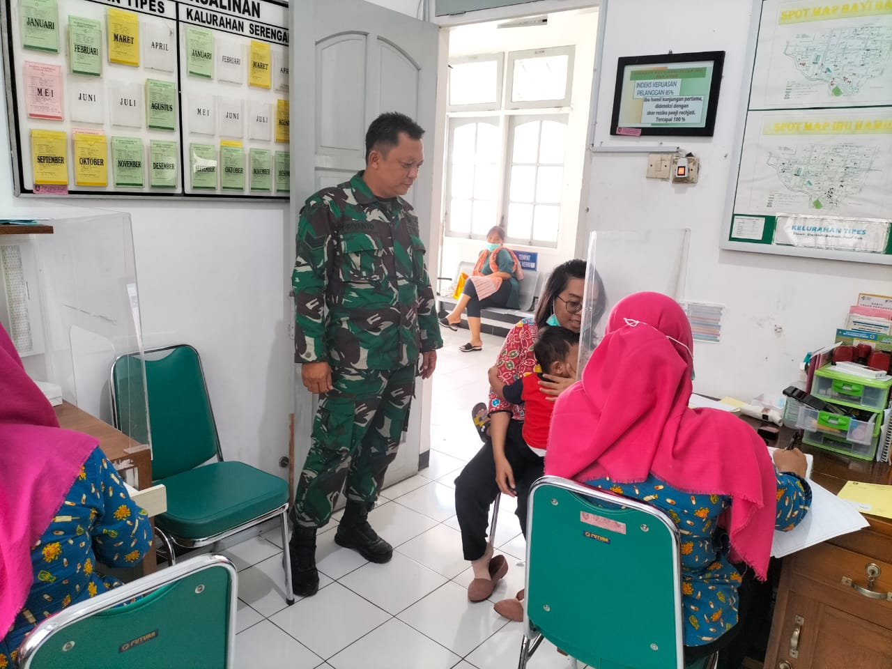 Babinsa Jayengan Dampingi Petugas Kesehatan Dalam Imunisasi Bagi Balita.