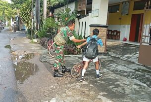 Gercep...!! Babinsa Kelurahan Purwosari Bantu Menyeberangkan Masyarakat Dan Anak Sekolah