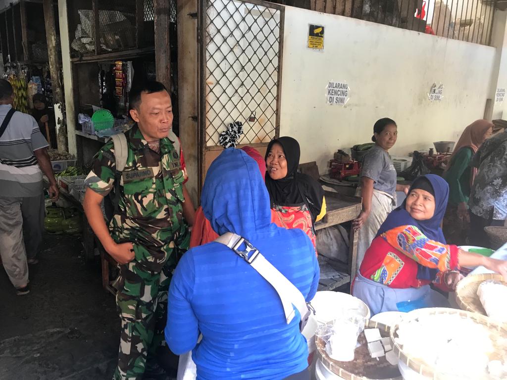 Babinsa Purwodiningratan Sambangi Pasar Tradisional Sampaikan Pesan Jaga Kebersihan Lingkungan