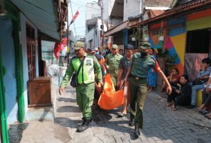 Sigap..Babinsa Sudiroprajan Bantu Evakuasi Jenazah Yang Ditemukan Meninggal Gantung Diri Di Rumah Warga