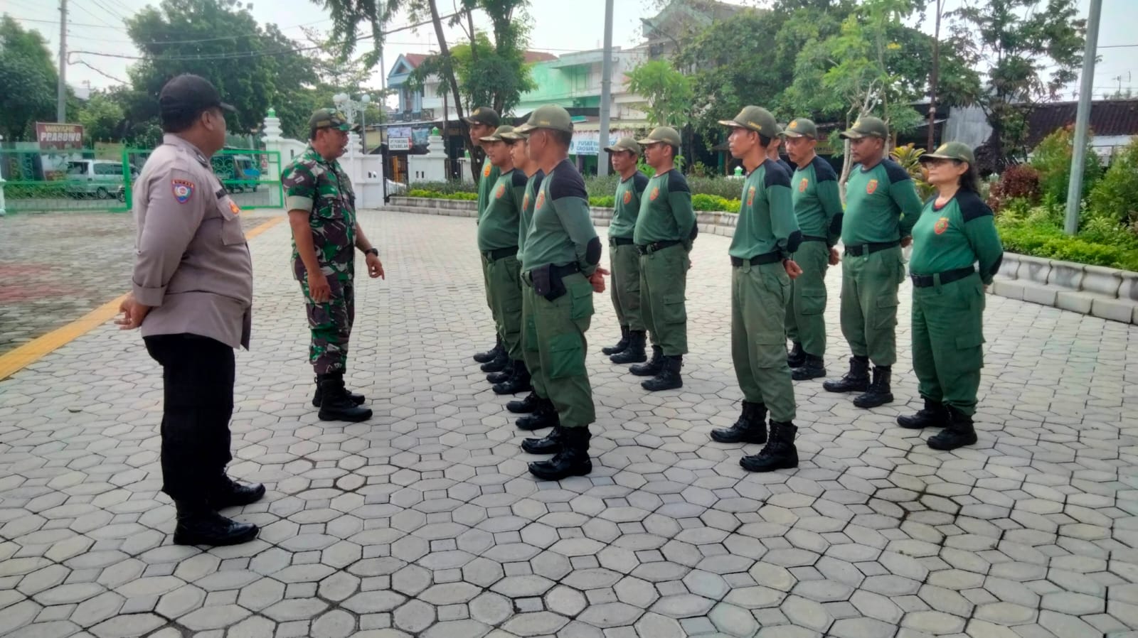 Keren..!! Babinsa Setabelan Berkolaborasi Dengan Bhabinkamtibmas Gembleng Linmas Dengan latihan PBB