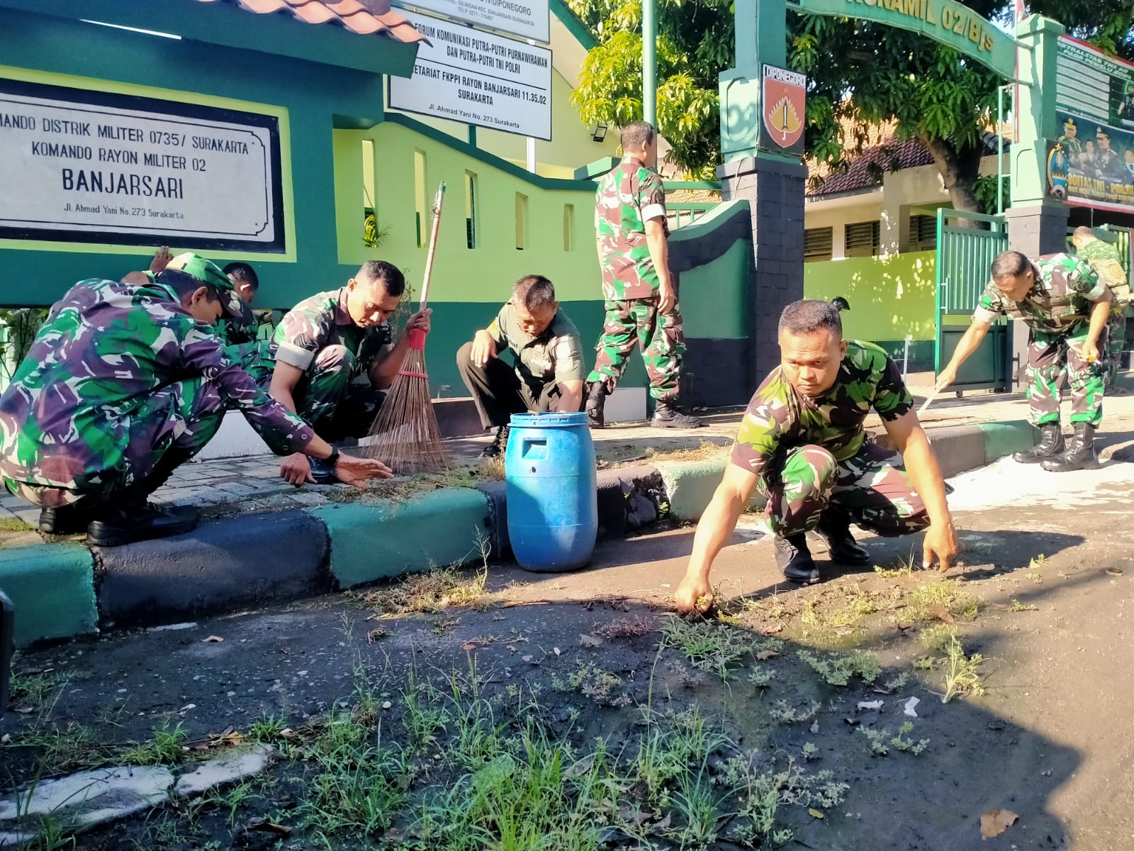 Beri Contoh Kepada Masyarakat, Koramil 02/Banjarsari Laksanakan Kerja Bakti Pembersihan Lingkungan