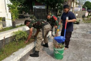 Bersih Pangkal Sehat, Babinsa Gilingan Bersama Linmas Dan Warga Laksanakan Kerja Bakti