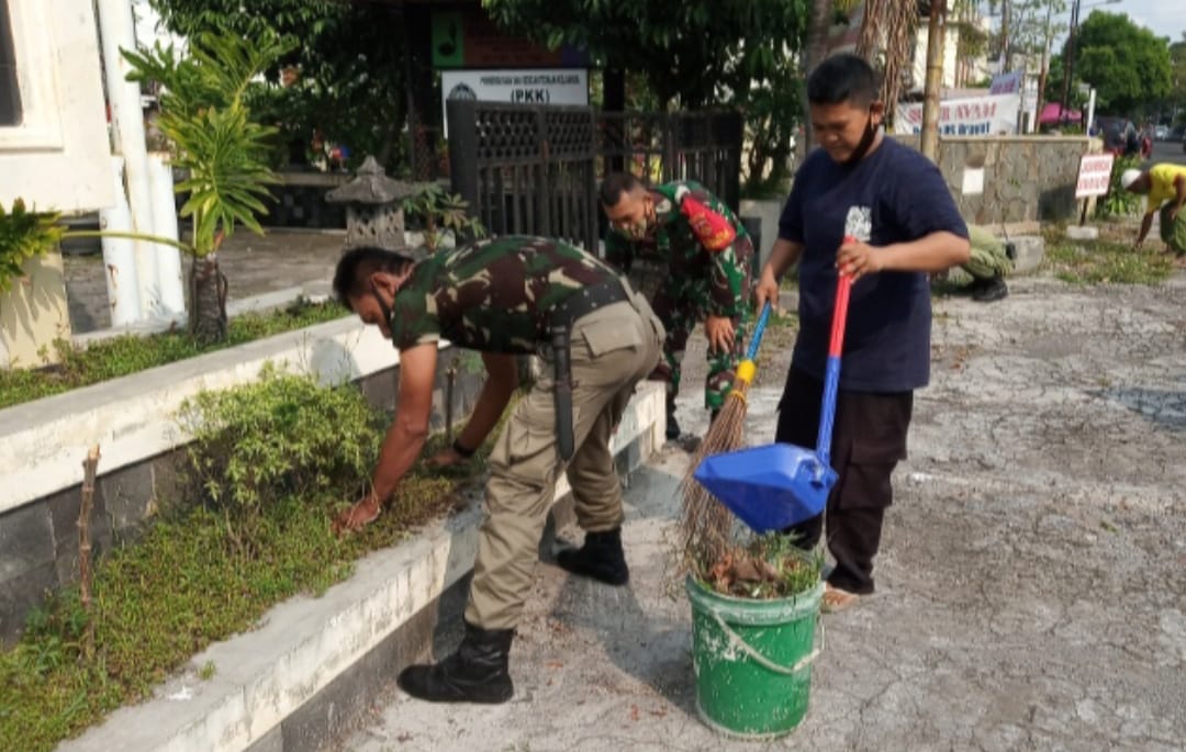 Bersih Pangkal Sehat, Babinsa Gilingan Bersama Linmas Dan Warga Laksanakan Kerja Bakti