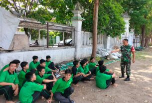 Cegah Kenakalan Remaja Babinsa Jayengan Berikan Pesan Kepada Siswa Siswi Sekolah.