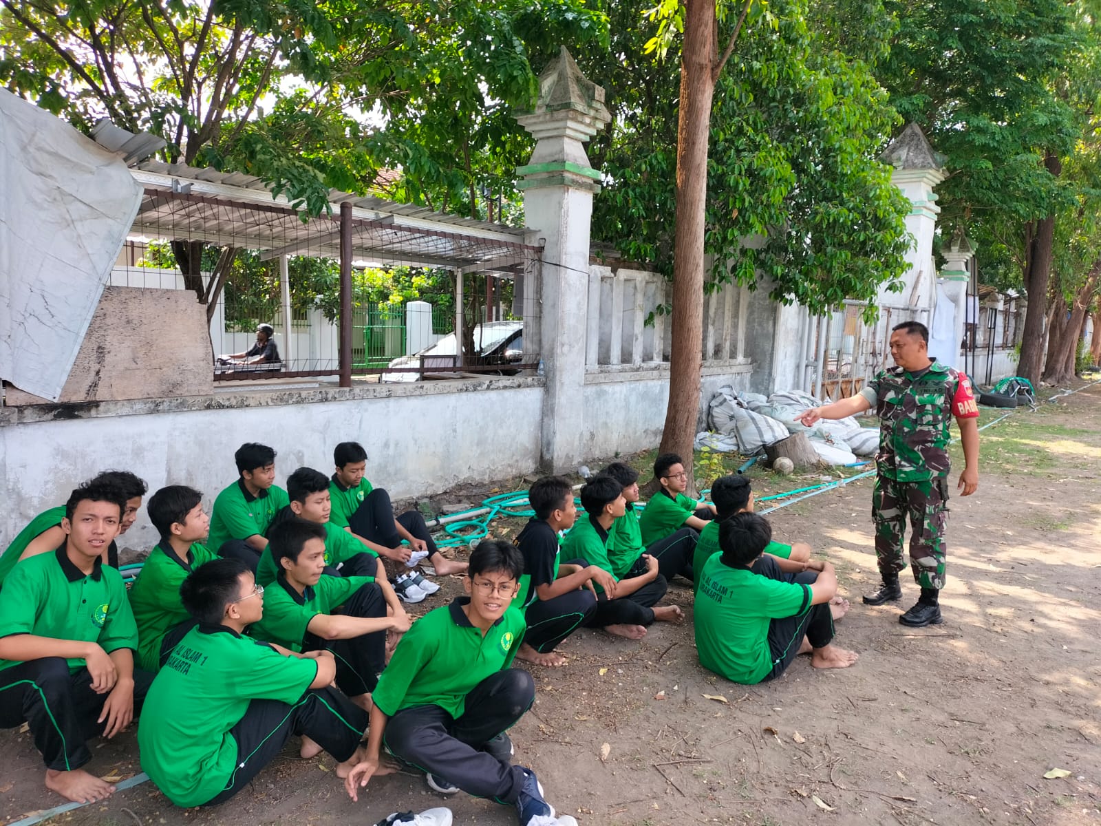 Cegah Kenakalan Remaja Babinsa Jayengan Berikan Pesan Kepada Siswa Siswi Sekolah.