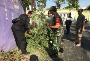 Cegah Penyebaran Wabah Penyakit, Babinsa Kepatihan Wetan Bersama Warga Laksanakan Kerja Bakti Pembersihan Lingkungan