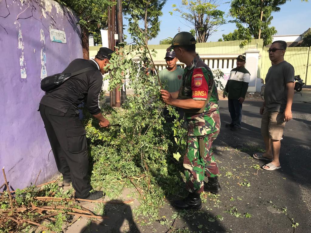 Cegah Penyebaran Wabah Penyakit, Babinsa Kepatihan Wetan Bersama Warga Laksanakan Kerja Bakti Pembersihan Lingkungan