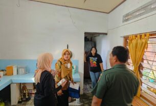 Cegah Wabah Demam Berdarah, Babinsa Kepatihan Kulon Dampingi Tim Jumantik Cek Jentik Nyamuk di Rumah Warga