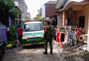 Cekatan..!! Babinsa Pucangsawit Bantu Evakuasi Warga Binaannya Ke Rumah Sakit