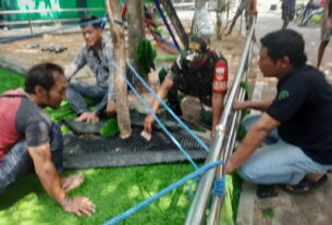 Ciptakan Kenyamanan Bermain Anak, Babinsa Jebres Bantu Pasang Rumput Sintetis di Komplek Taman Cerdas Soekarno-Hatta