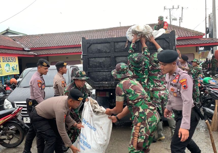 Dukung Kamtibmas Jelang Pemilu, Dandim Dan Kapolres Wonogiri Pimpin Langsung Karya Bakti Dan Bakti Sosial Di Giriwoyo