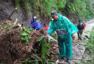 Babinsa Dan Warga Bersihkan Material Longsor