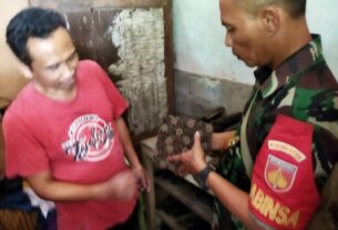Genjot UMKM di Wilayah Binaan, Babinsa Sondakan Berikan Motivasi Dan Semangat Kepada Pengrajin Batik