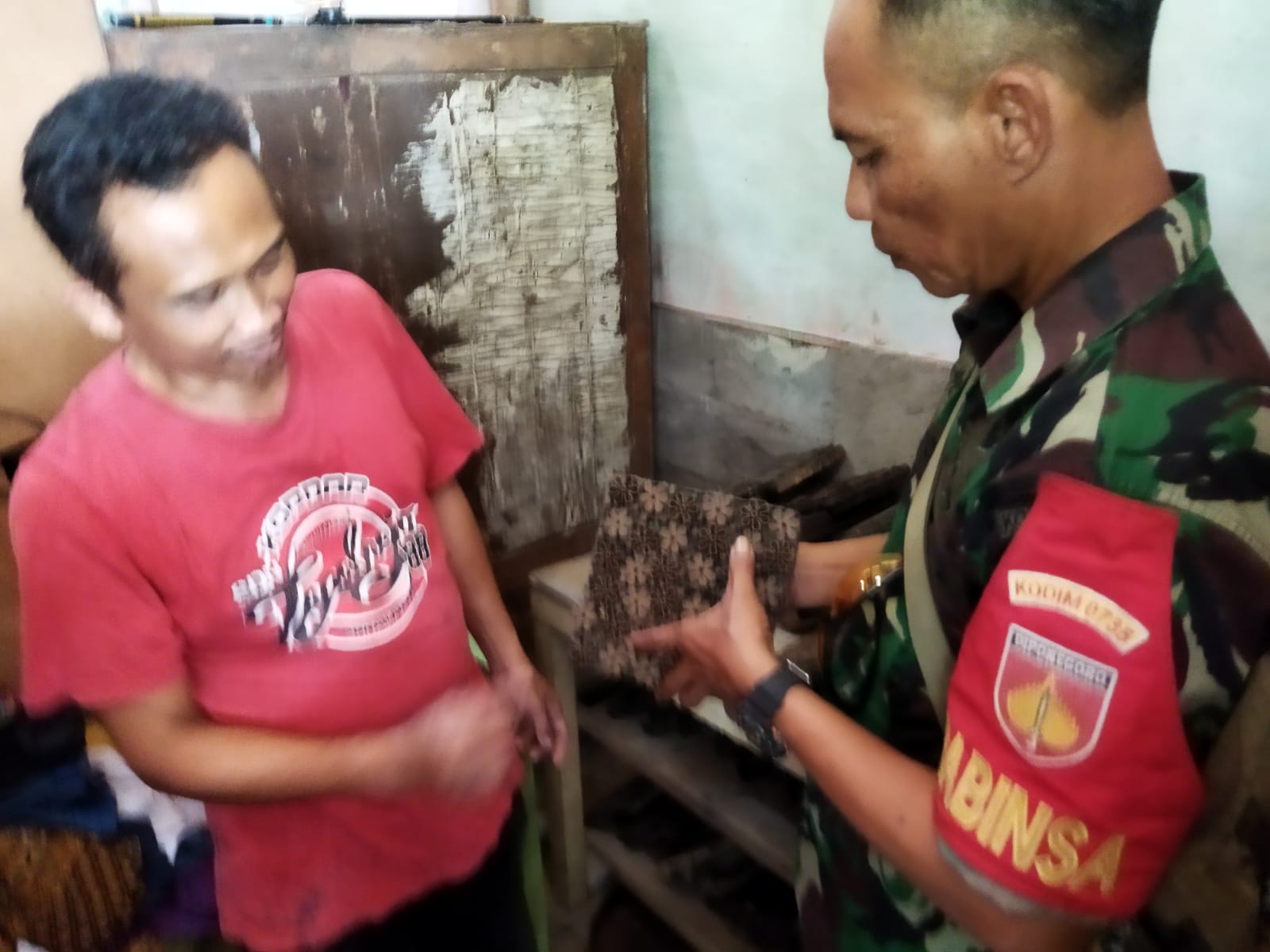 Genjot UMKM di Wilayah Binaan, Babinsa Sondakan Berikan Motivasi Dan Semangat Kepada Pengrajin Batik
