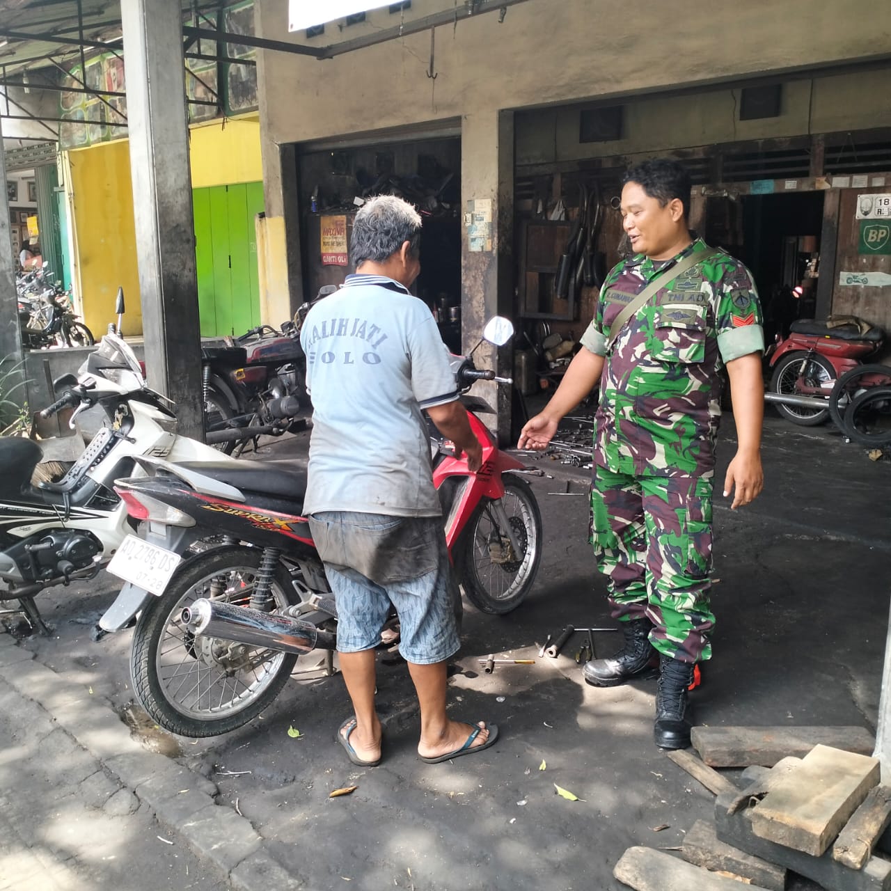 Hindari Kenalpot Brong, Babinsa Joyotakan Dekati Bengkel Sepeda Motor