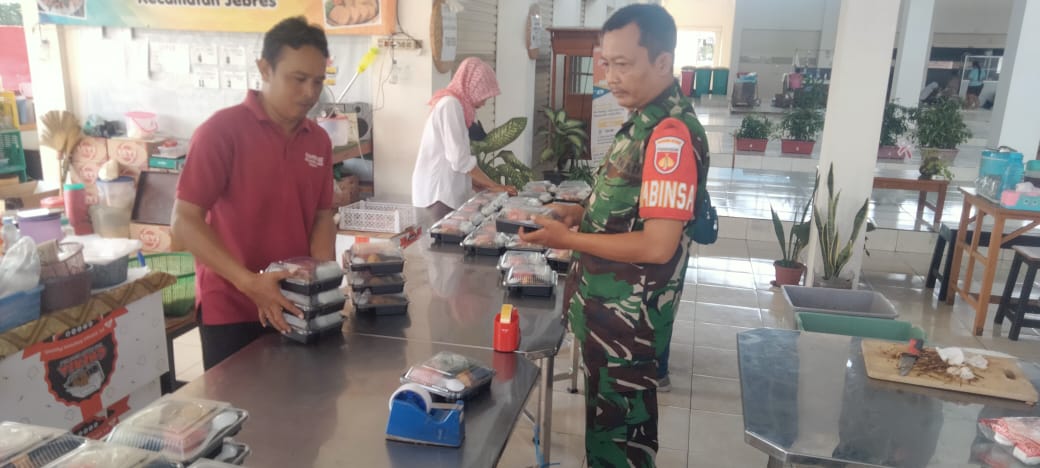 Jaga Kwalitas Makanan Lansia, Babinsa Purwodiningratan Bantu Penyedia Makanan Gratis