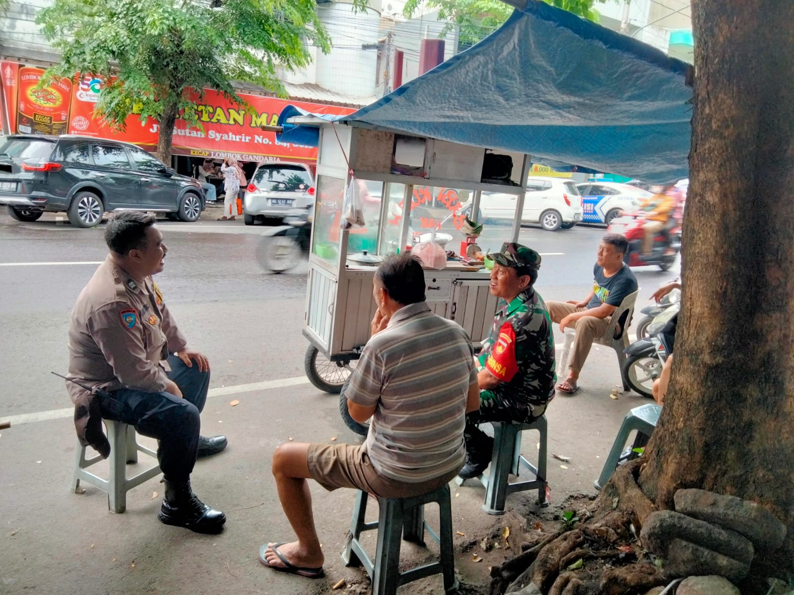 Jaga Wilayah Tetap Kondusif Jelang Pemilu, Serma Teguh Terjun Langsung Ke Wilayah Sambangi Warga