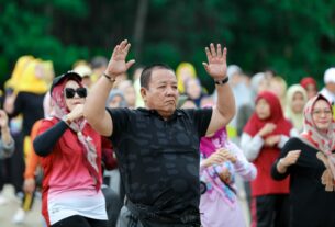 Jum'at Ceria, Gubernur Arinal Djunaidi dan Ibu Riana Bersama Seluruh Jajaran OPD Pemprov Lampung Senam Bersama di Kebun PKK Agropark Sabah Balau