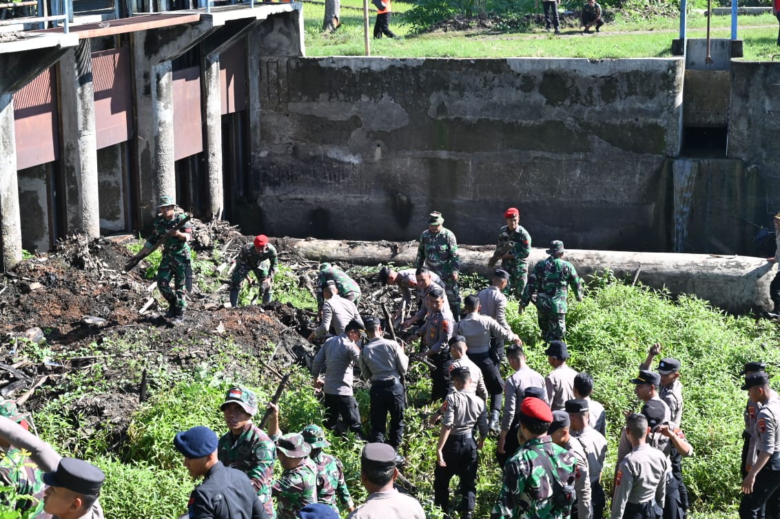 Kodim 0726/Sukoharjo dan Polres Sukoharjo Gelar Bersih-bersih Sungai Siluwur di Tegalsari, Kec. Weru