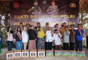 Kodim dan Polres Sragen Baksos Pembersihan pasar, Pengobatan gratis dan Pembagian sembako