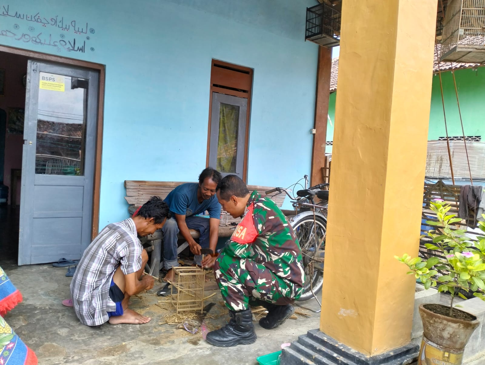 Majukan UMKM di Wilayah Binaan, Babinsa Baluwarti Berikan Motivasi Kepada Pengrajin Sangkar Burung